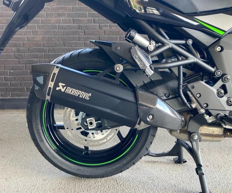 Výfuk AKRAPOVIČ titánový čierny pre KAWASAKI Versys 1100,S,SE